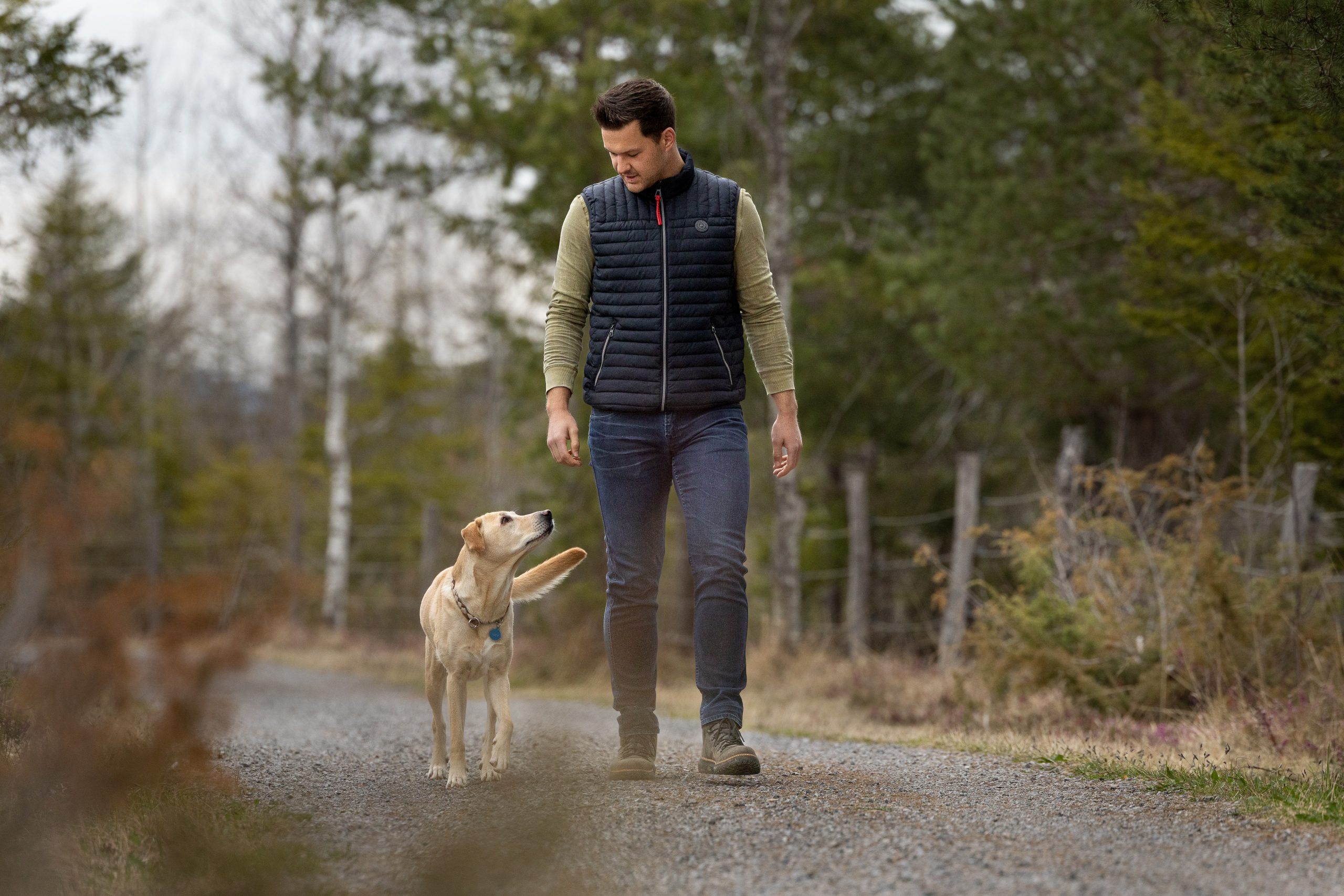 Mann und sein Labrador gehen spazieren. Natürliche Hundefotografie<br />
Hundefotograf Bad Tölz<br />
Hundefotoshooting München<br />
Fotoshooting mit Hund Weilheim